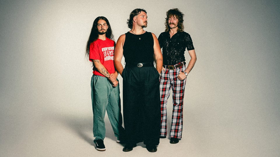 Foto für das Event von 'High Fade' mit den drei Bandmitgliedern vor einem grauen Hintergrund