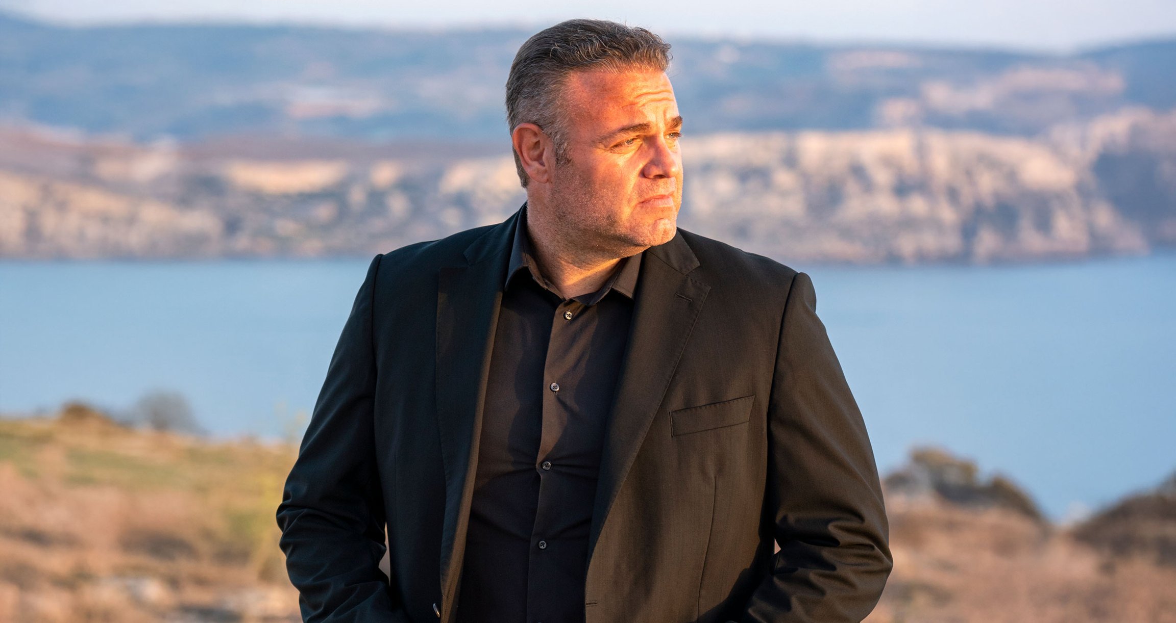 Joseph Calleja steht in den Bergen