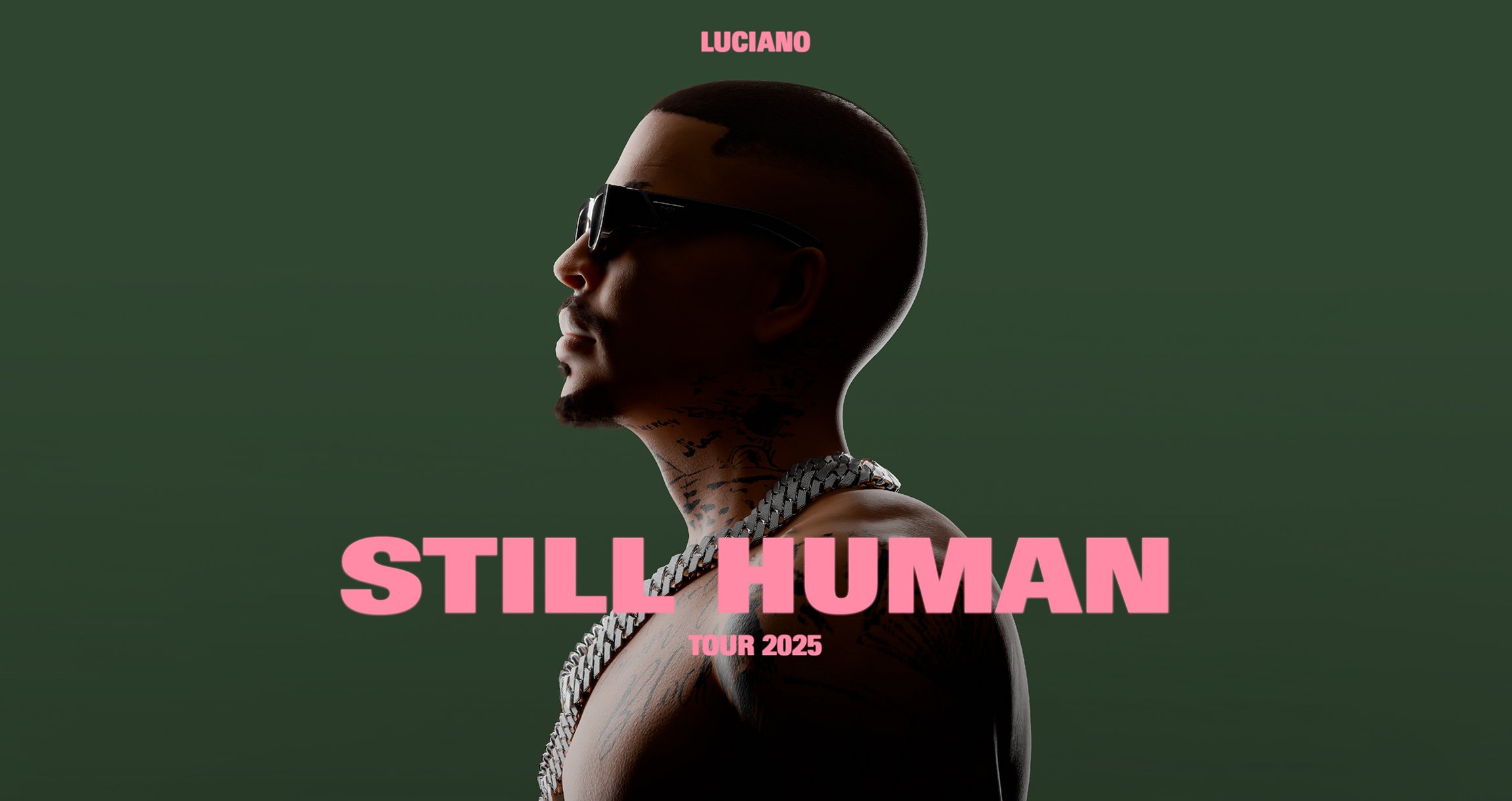 Luciano von der Seite als Puppe, die nach links schaut und vor einem grünen Hintergrund steht