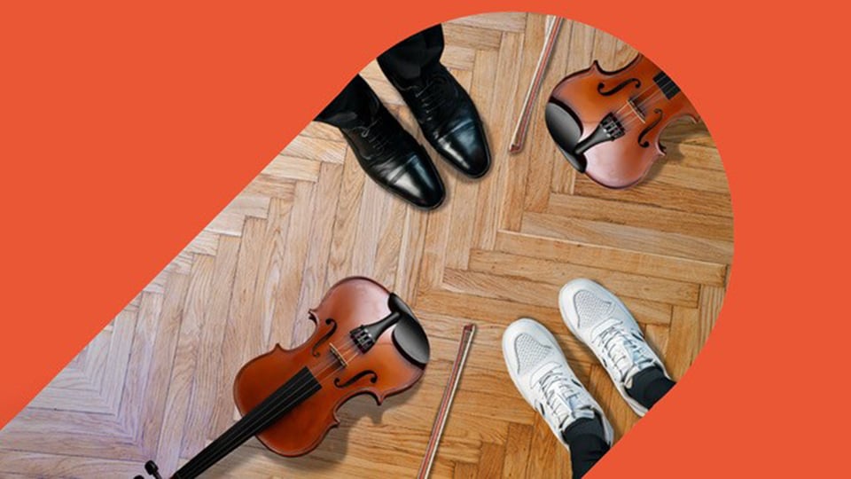 Motiv Miteinander mit Geigen und Bögen auf Parkettboden sowie zwei Paar Schuhe im Kreis angeordnet auf orangefarbenem Hintergrund