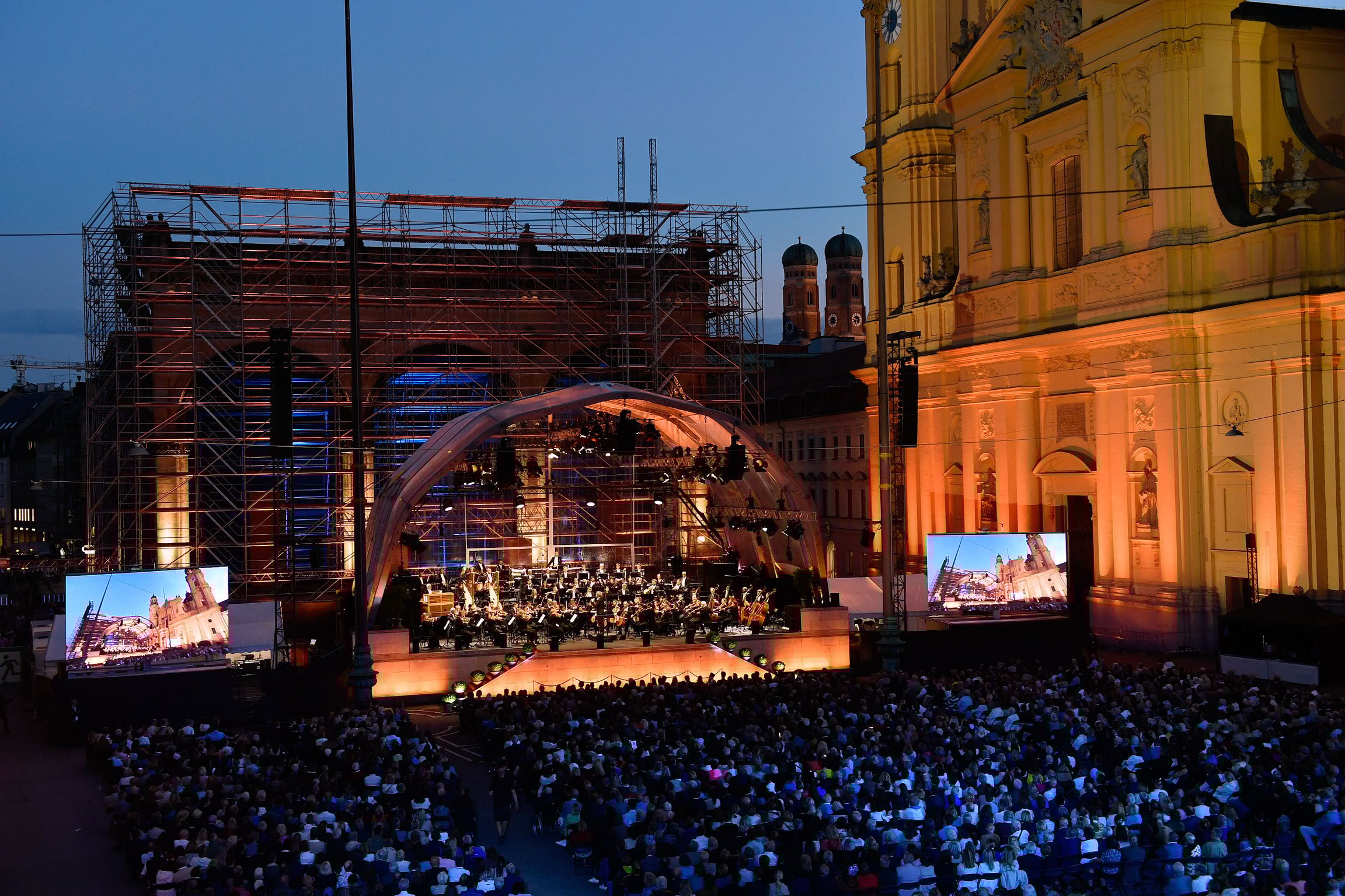 Foto vom Odeonsplatz von oben mit Klassik am Odeonsplatz