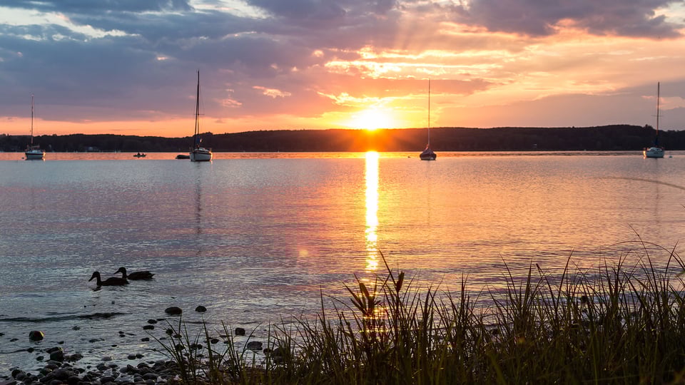 Foto für das Event Klassikfestival AMMERSEErenade mit einem seitlichen Foto von einem Sonnenuntergang