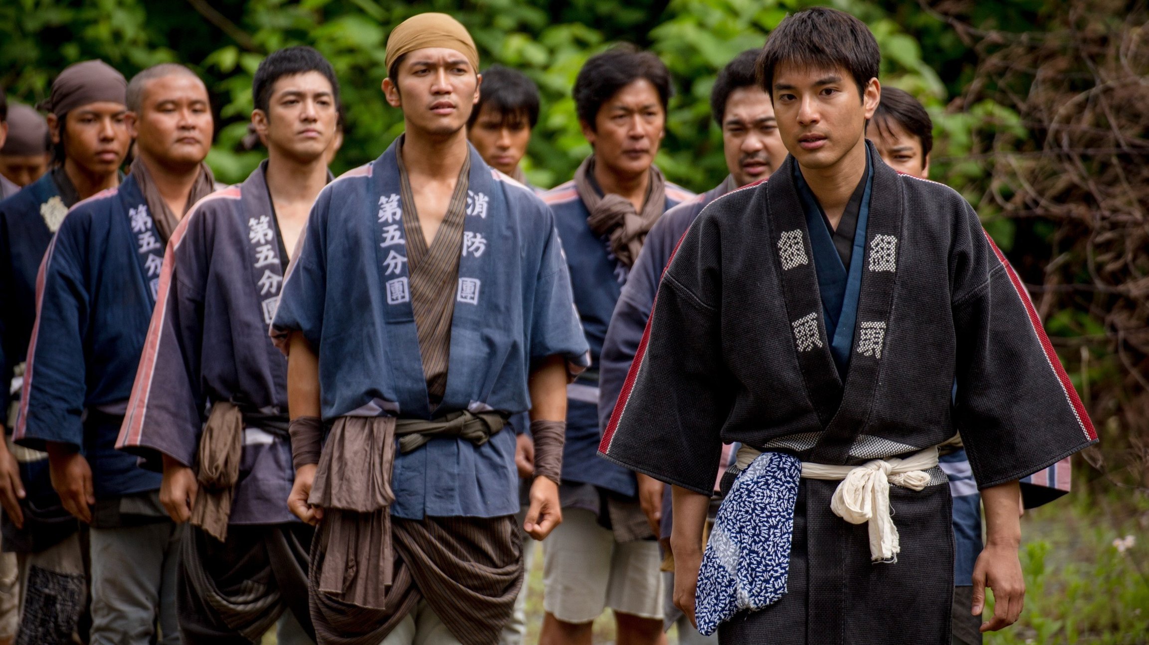 Mehrere Männer in traditioneller Kleidung