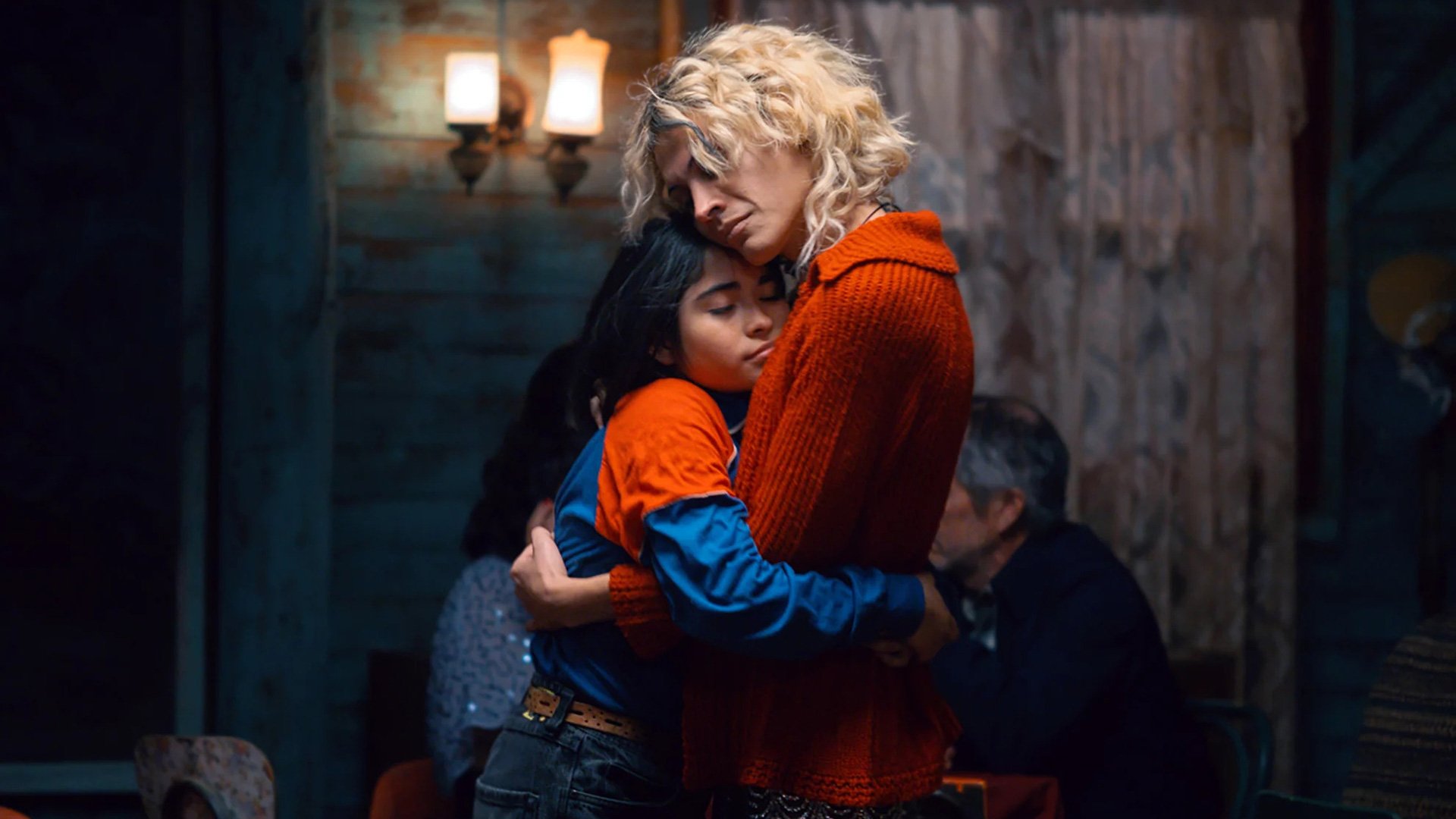 LAFITA – Lateinamerikanische Filmtage München 2025, mit einem Bild aus dem Film ‚LA MISTERIOSA MIRADA DEL FLAMENCO‘, das ein Mädchen zeigt, das eine Frau umarmt.