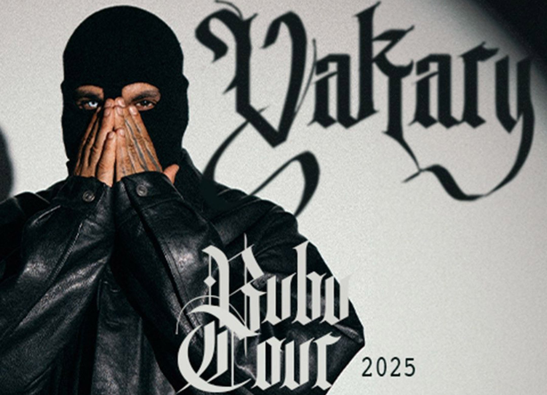 Mann mit schwarzer Maske und Lederjacke, die Hände vor das Gesicht haltend, mit Aufschrift