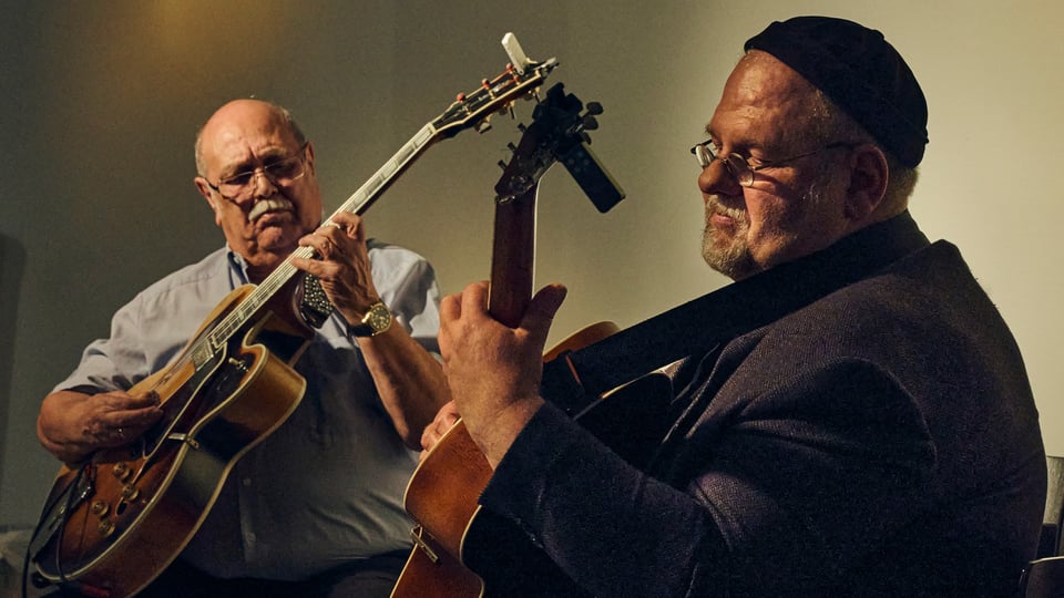 Foto für die Veranstaltung Joe Baewlino & Gige Brunner mit zwei Herren, die Gitarren spielen