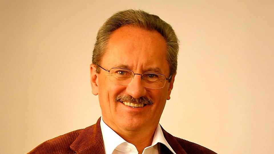 Foto für die Veranstaltung „Münchner Kabarettgeschichten – Erzählt von Christian Ude“ mit dem Künstler vor hellem Hintergrund.