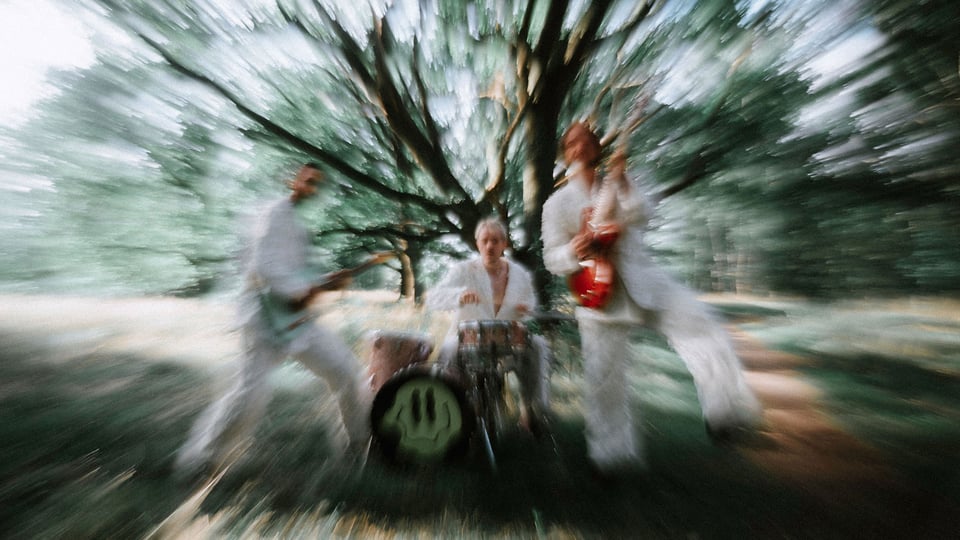 Eventfoto für „KYTES – Indie Rave Tour 2026“ mit trippy Blur-Effekt und sichtbaren Künstlern mit Instrumenten.