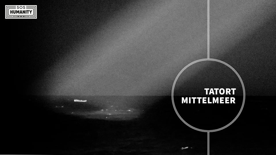 Plakatmotiv von SOS Humanity mit der Aufschrift Tatort Mittelmeer. Vor einem dunklen Schwarz Weiß Foto des nächtlichen Meeres mit einem beleuchteten Schiff am Horizont ist der Titel in einem kreisförmigen grafischen Element platziert.