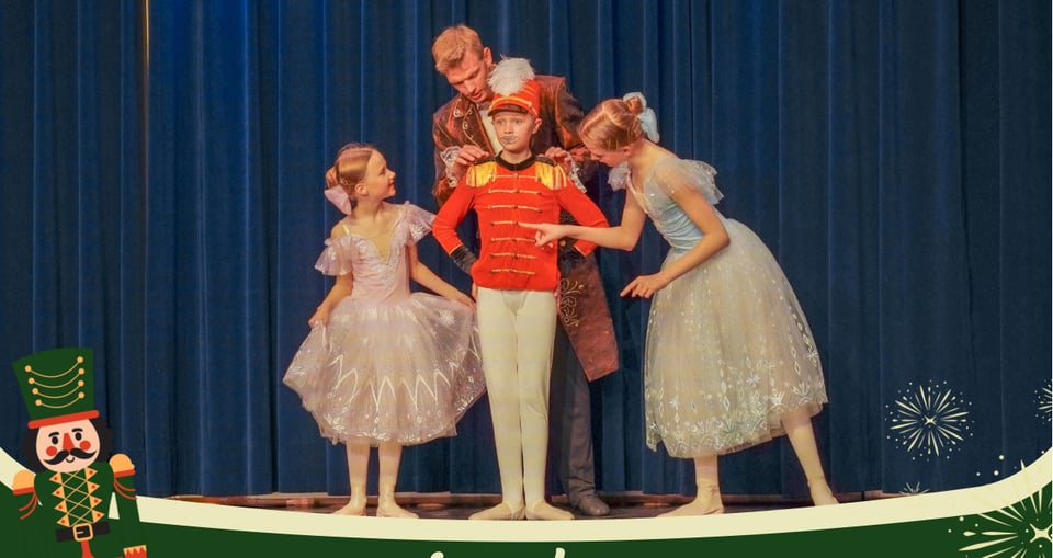 Darsteller des Kinderballets der Nussknacker vor dunklem Hintergrund