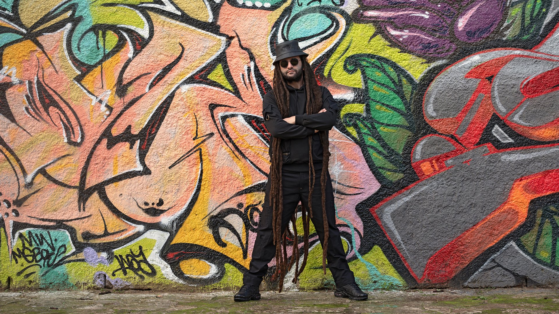 Foto für das Event REGGAEVILLE EASTER SPECIAL 2026 mit dem Künstler Alborosie vor einer Wand mit Graffiti.