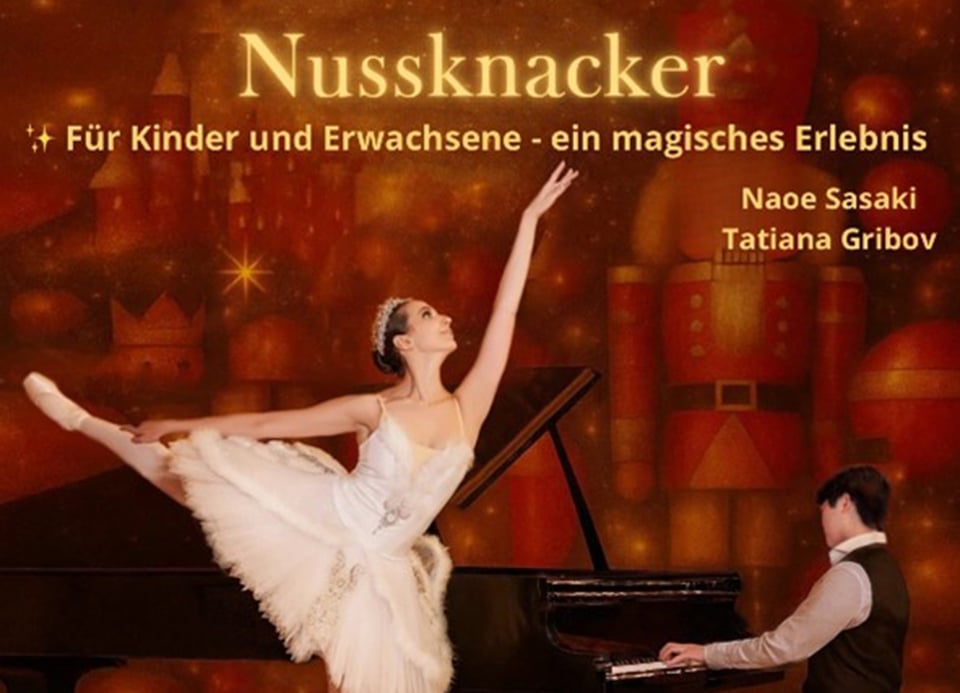 Ballerina in weißem Balettkleid und Mann an Flügel sitzend, mit Aufschrift