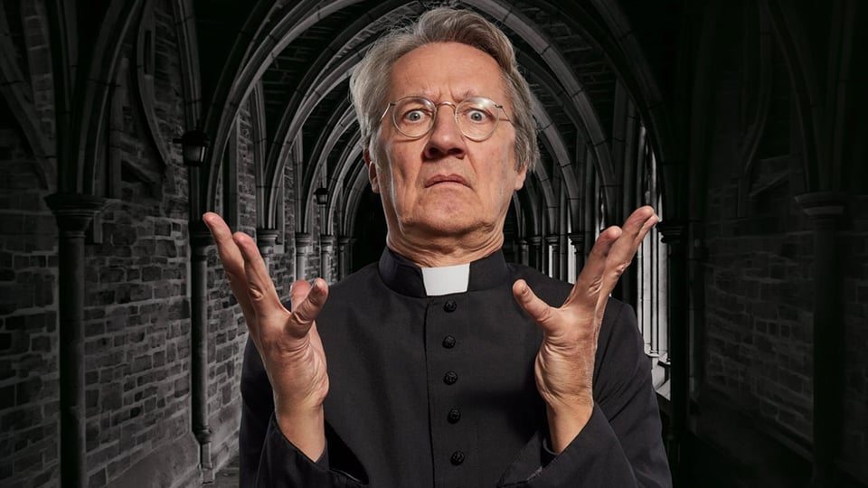 Person im Priestergewand mit erhobenen Händen und erschrockenem Blick in einem gotischen Kreuzgang