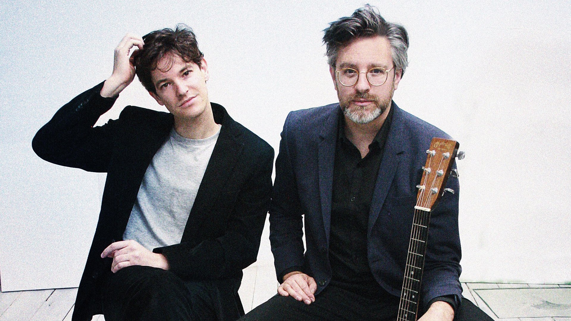 Ein Foto für die Veranstaltung ‚TOM APPEL & HÄNS CZERNIK – FAVOURITE PICKS‘ mit den beiden Künstlern vor weißem Hintergrund