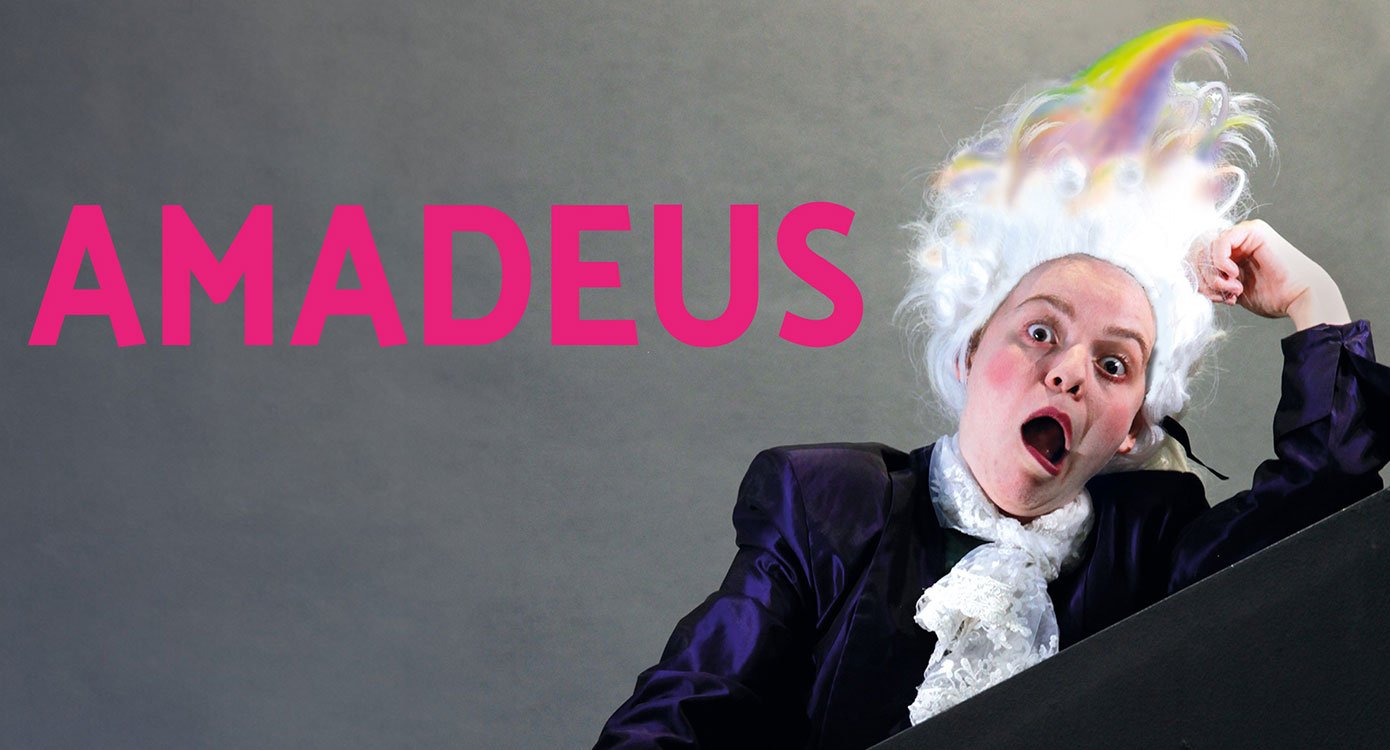 Eine Person mit einer weißen Perücke und pinker Schrift auf grauem Hintergrund.