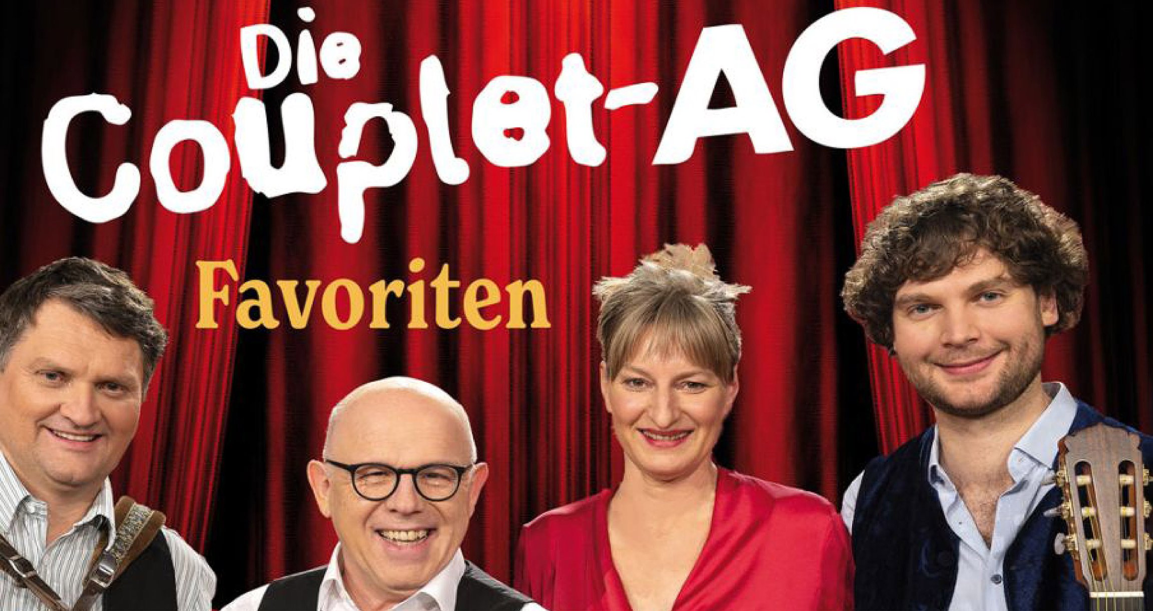 Plakat der Veranstaltung Couplet AG mit vier Personen und weiß-gelber Typografie vor einem Hintergrund mit roten Vorhängen.