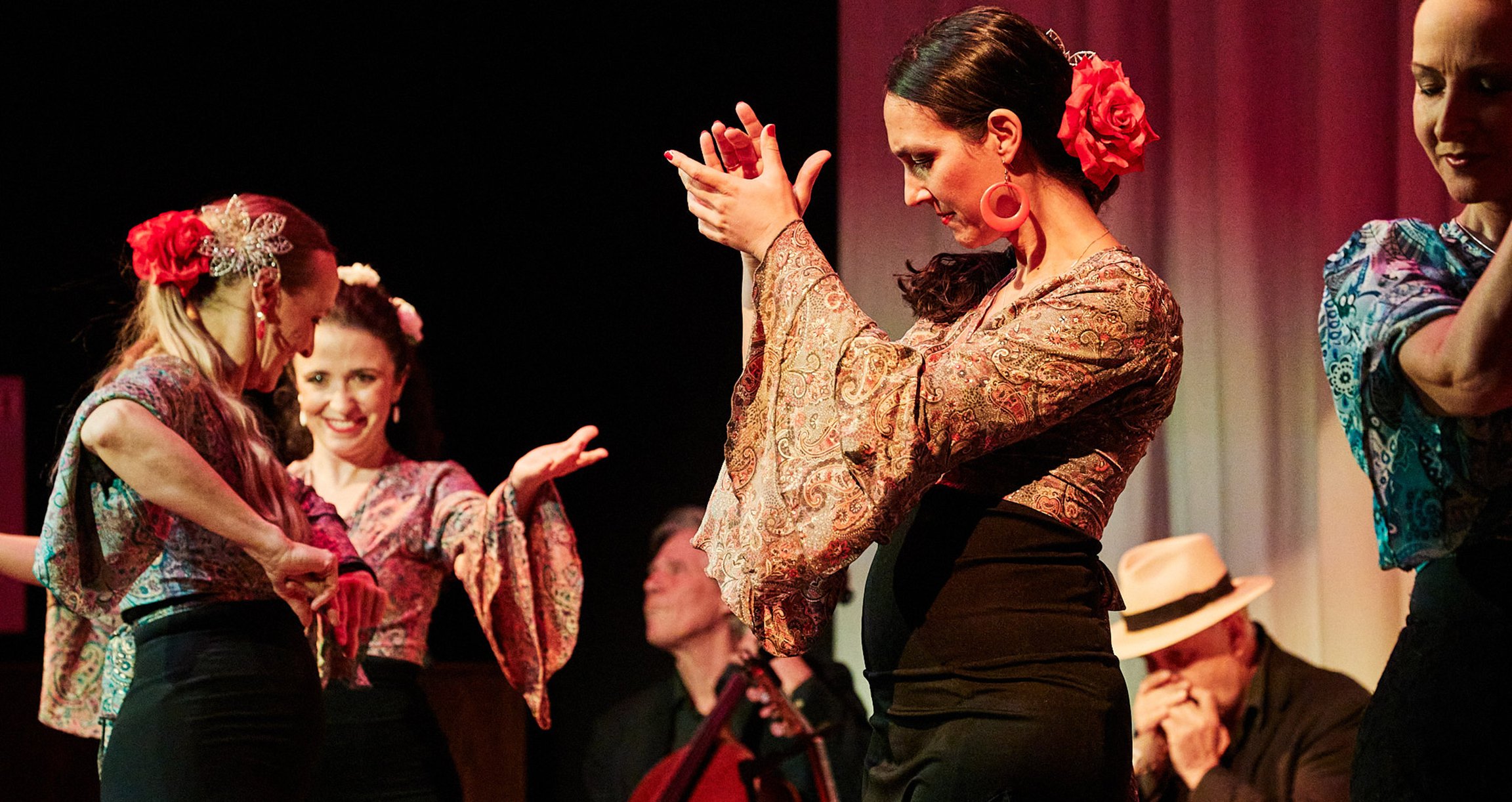 Vier flamencotanzende Damen auf Bühne