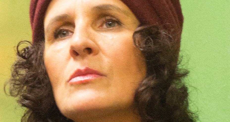 Portrait einer Frau vor grünem Hintergrund