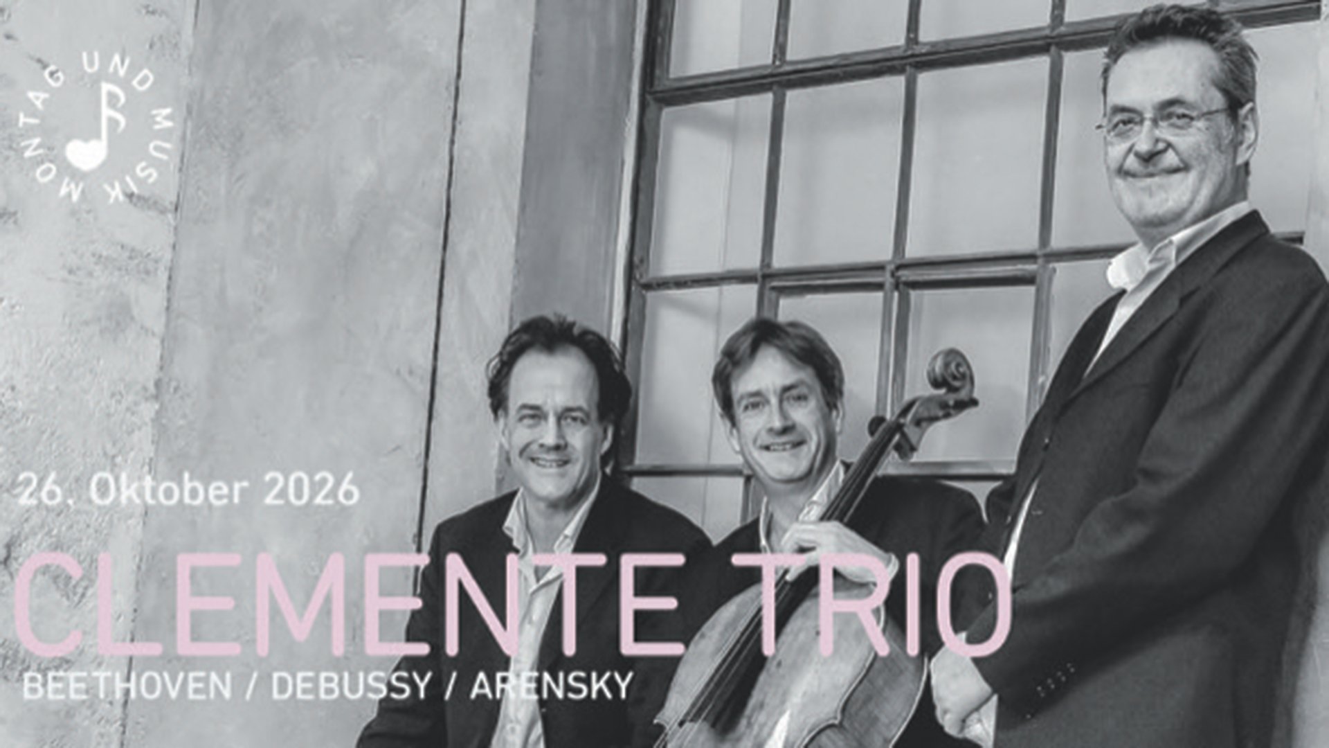 Plakat des Clemente Trios mit drei Musikern in dunklen Anzügen vor einem großen Fenster, eine Person mit Violoncello in der Mitte, dazu der Schriftzug Clemente Trio sowie die Komponistennamen Beethoven, Debussy und Arensky.