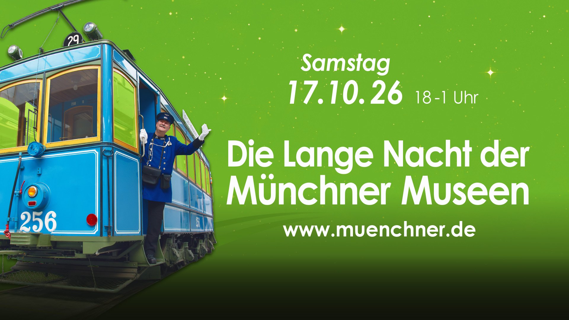 Plakat Die Lange Nacht der Münchner Museen mit historischer blauer Straßenbahn, aus der eine Person in Uniform winkt, vor grünem Hintergrund mit Sternenelementen sowie Angaben zu Datum und Veranstaltungstitel