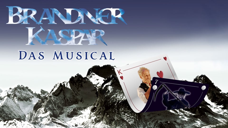 Plakat für Brandner Kaspar – Das Musical vor einer Berglandschaft. Neben dem Titel sind zwei Spielkarten zu sehen: eine mit einer Person in Tracht, die andere mit einer dunklen Figur mit Sense.