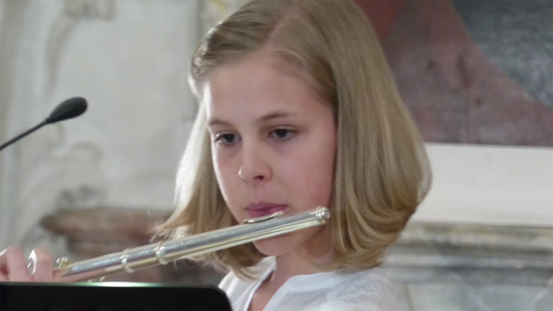 Portrait eines Mädchens mit Instrument