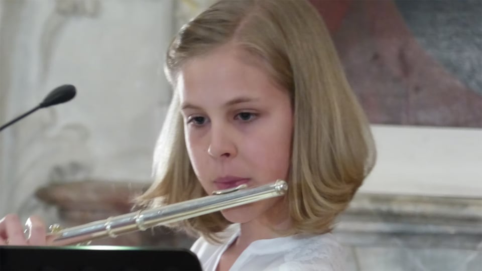 Portrait eines Mädchens mit Instrument