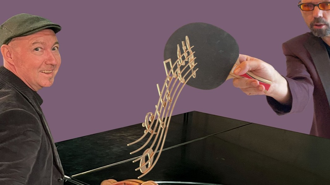 Werbemotiv für Song Ping Pong. Zwei Personen stehen an einem Flügel, während eine Person ein Tamburin hält und die andere einen Tischtennisschläger über stilisierten schwebenden Notenblättern präsentiert. Vor violettem Hintergrund inszeniert.