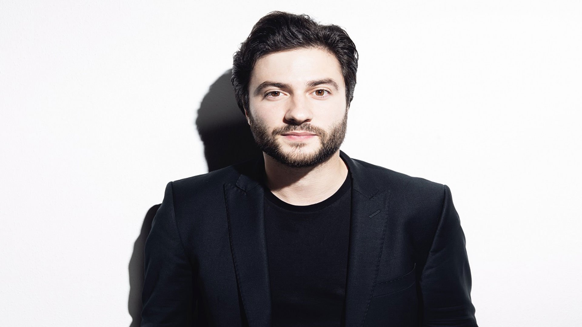 Foto für das Event von Raphael Paratore mit einem Porträt des Künstlers vor weißem Hintergrund.