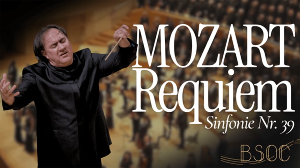 Plakatmotiv mit den Aufschriften Mozart Requiem und Sinfonie Nr. 39. Eine dirigierende Person in schwarzer Kleidung steht vor einem unscharf dargestellten Orchester und hält einen Taktstock in der erhobenen Hand.