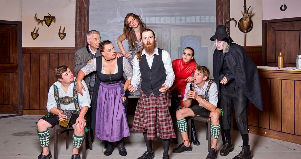Ein Foto der Schauspieler mit ihren Kostümen für die Aufführung