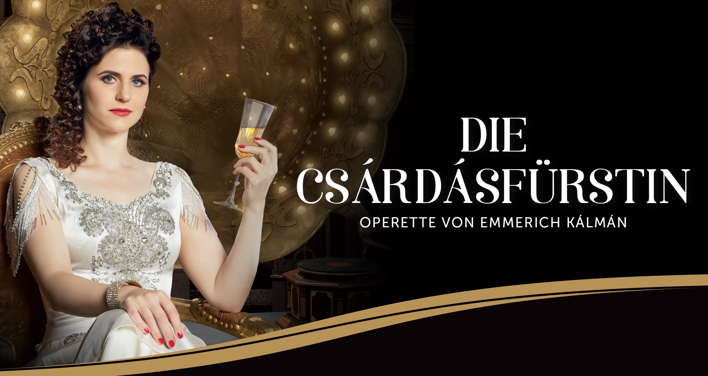ein Mädchen in einem sehr eleganten weißen Kleid mit einem Glas, das auf einem goldenen Stuhl sitzt