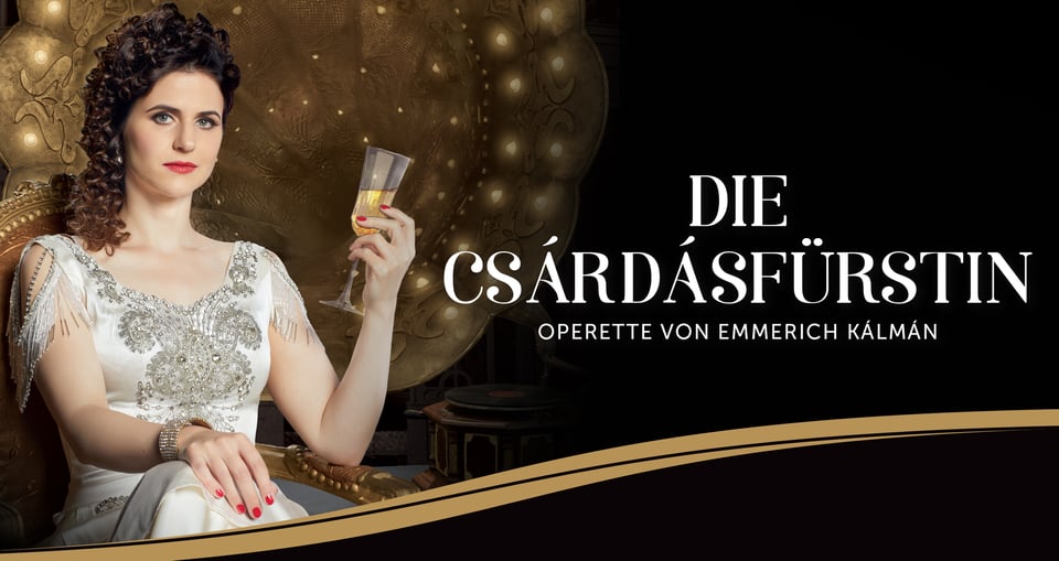ein Mädchen in einem sehr eleganten weißen Kleid mit einem Glas, das auf einem goldenen Stuhl sitzt