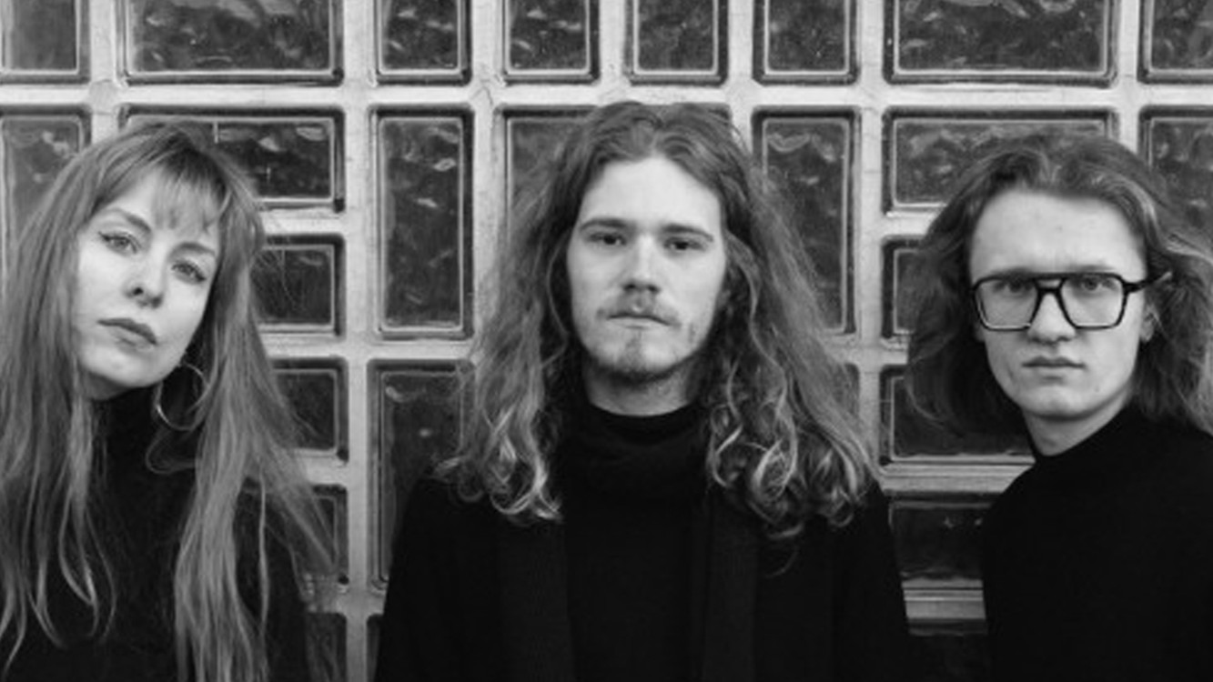 Schwarz weiss Foto des Pablo Struff Trio vor einer Wand mit Glaskacheln