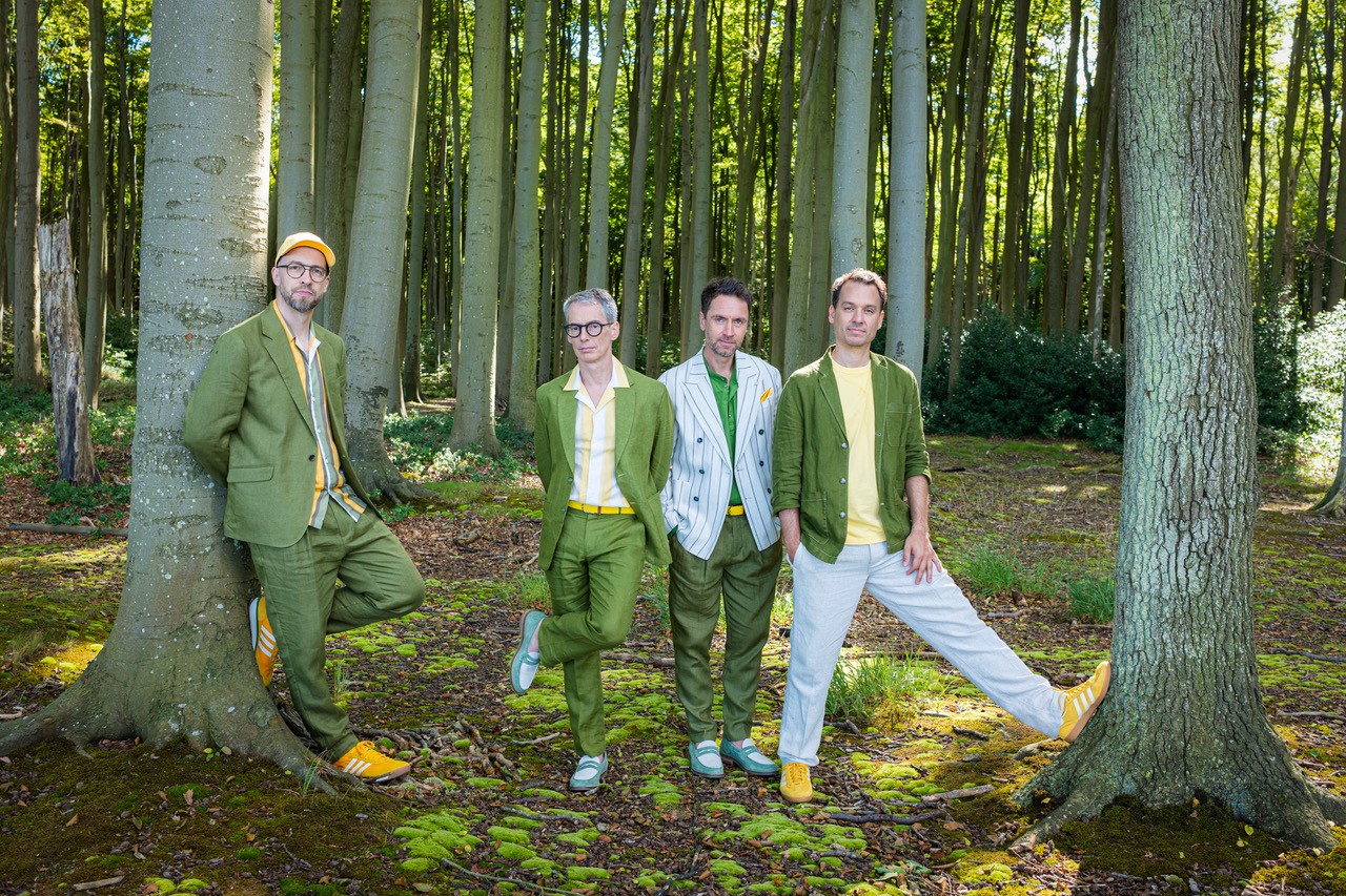 Foto für das Event 'maybebop – Vokal Total' im grünen Wald, mit der Gruppe in grüner Kleidung