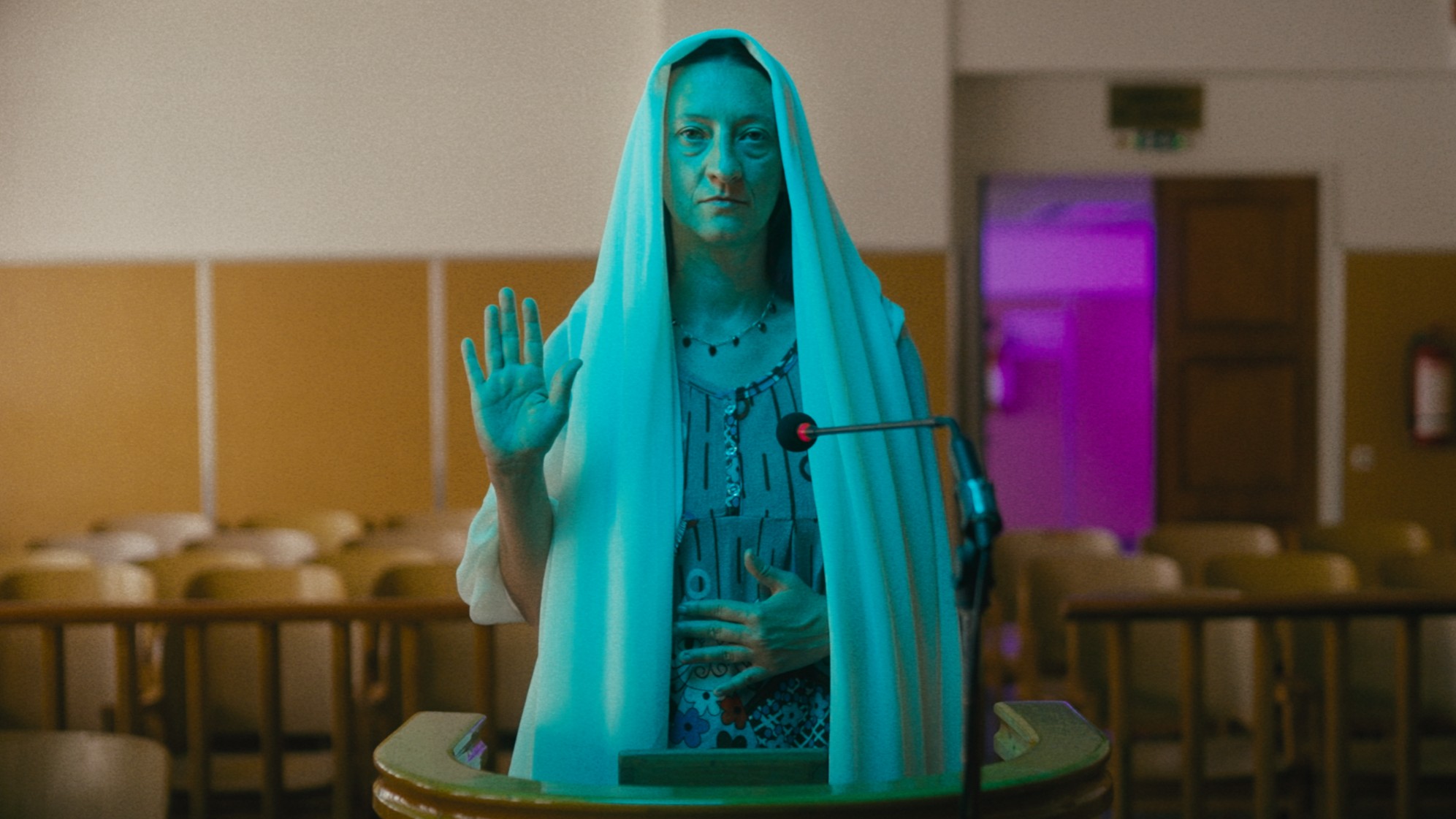 Ein Foto für das Event „STRAY BODIES“ bei der Griechischen Filmwoche München: Eine Frau mit einem Schleier auf dem Kopf, mit einem blauen Effekt im Bild.