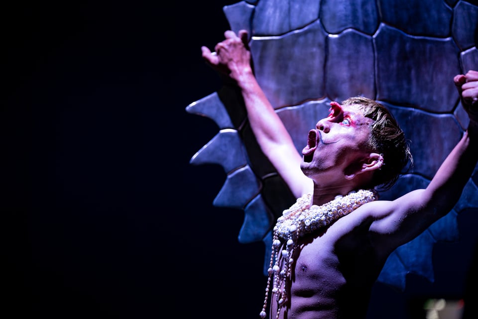 Ein Foto eines Jungen, der beim SPIELART Festival – OCEAN CAGE auftritt.