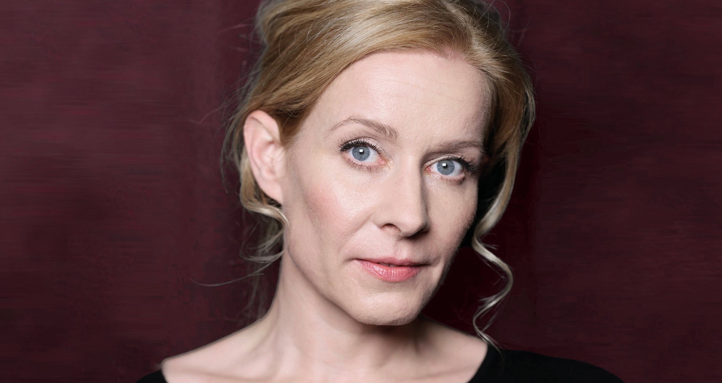 Portrait von einer Frau dunkel rotem Hintergrund