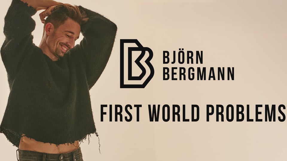 Grafik mit Bild von einem Mann in schwarzem Pullover hält die Hände über den Kopf und lacht sowie Aufschrift in schwarz