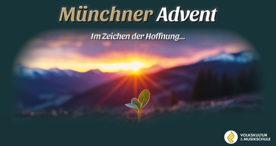 Plakat für die Veranstaltung Münchner Advent 2025 mit einem Bild einer Berglandschaft bei Sonnenuntergang, weich verschwommen vor grünem Hintergrund