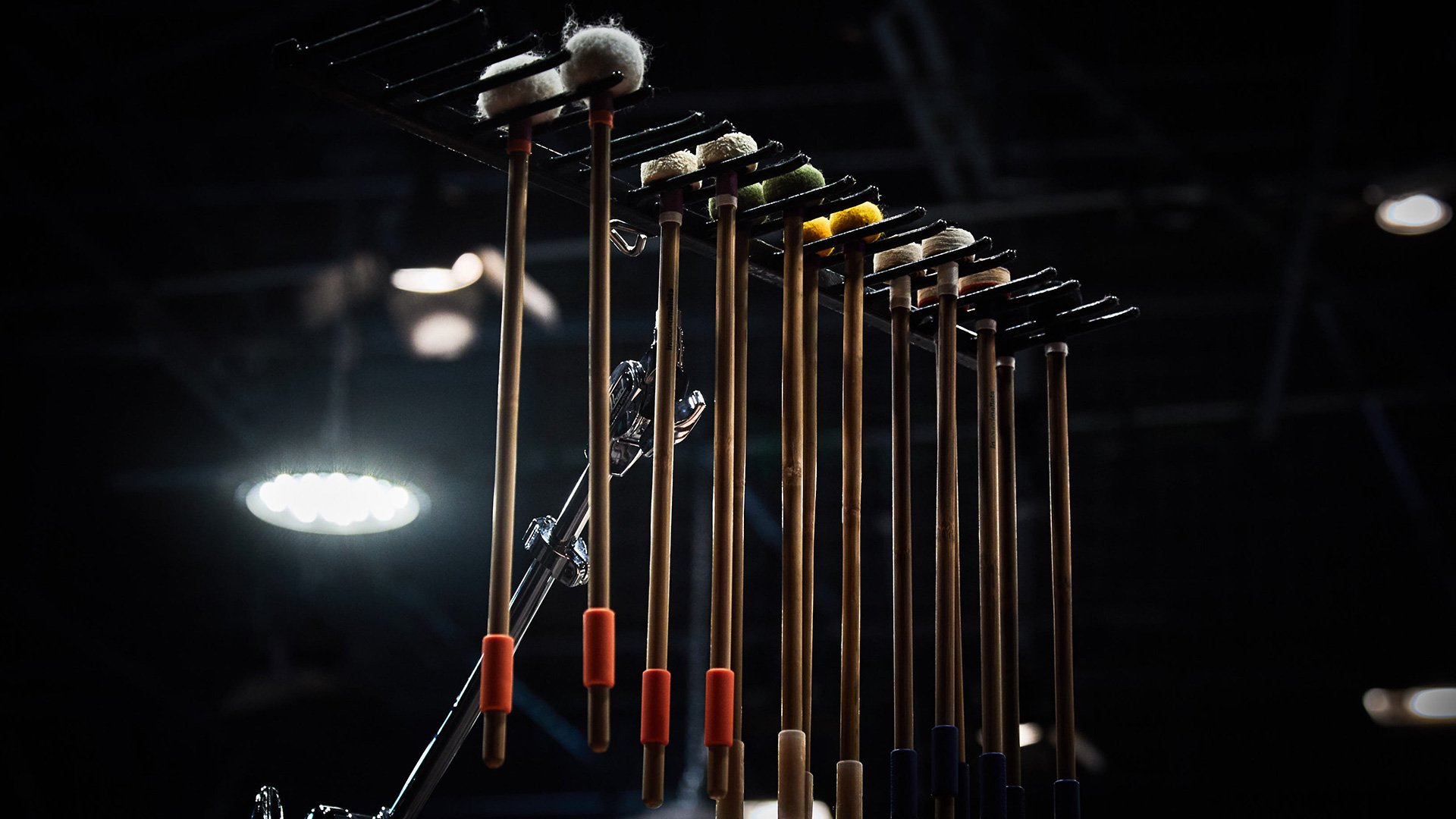 Foto für die Veranstaltung ‚Weihnachtskonzert der Schlagzeugklasse‘ mit einigen Schlagzeugstöcken auf schwarzem Hintergrund.