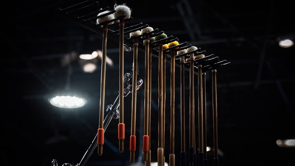 Foto für die Veranstaltung ‚Weihnachtskonzert der Schlagzeugklasse‘ mit einigen Schlagzeugstöcken auf schwarzem Hintergrund.