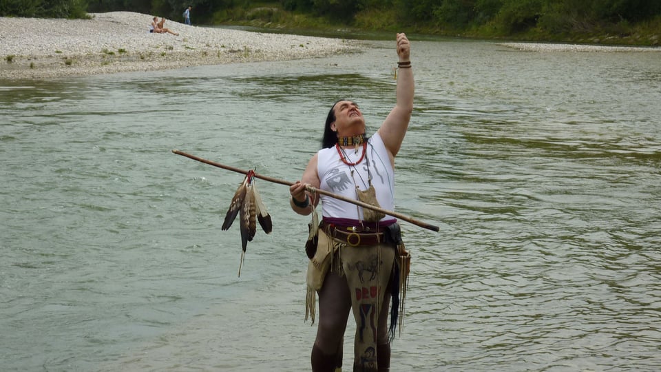 Foto für das Event Willy Michl – Willy Michl hat Geburtstag mit dem Künstler im Isar‑Fluss, in lateinamerikanischer Kleidung