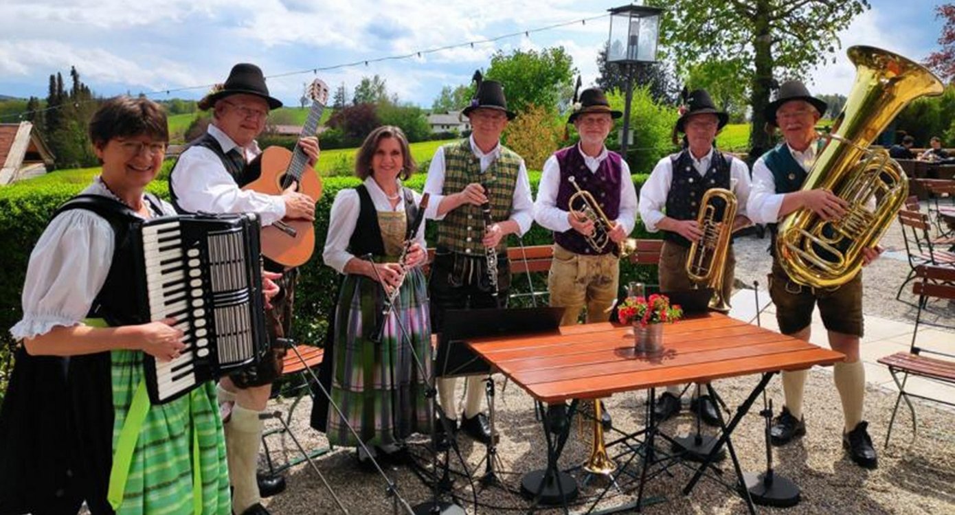 Foto eines typischen bayerischen Orchesters mit typischen Trachten