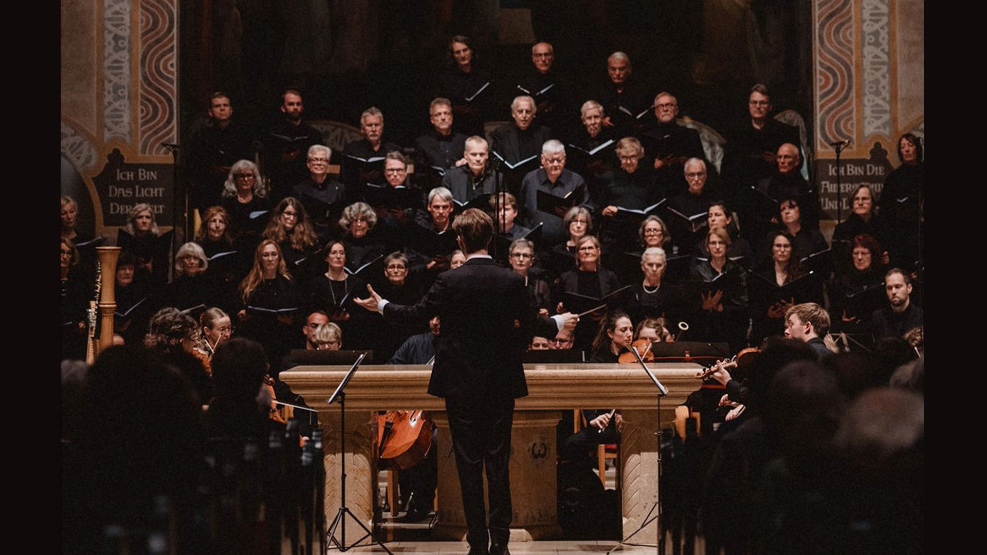 Bild eines Orchesters in einer Kirche