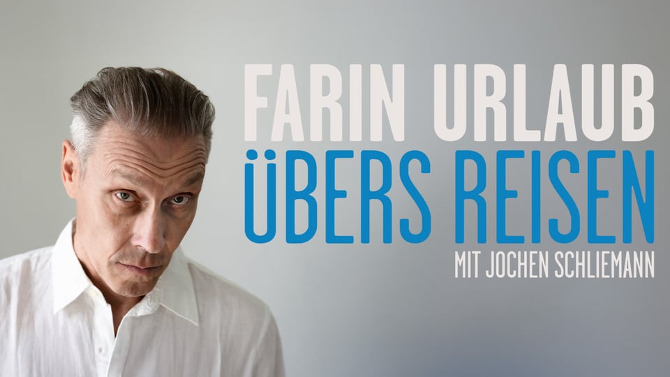 Der Künstler im weißen Hemd, daneben eine Aufschrift in weiß und blau der Veranstaltung