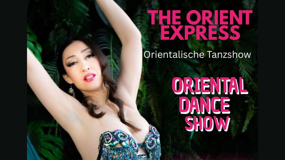Keyvisual zur Tanzveranstaltung „The Orient Express – Orientalische Tanzshow“: Bühnennahe Aufnahme einer tanzenden Person in einem reich verzierten Kostüm vor üppigem, grünem Pflanzenhintergrund. Im Bild sind die Schriftzüge „The Orient Express“, „Orientalische Tanzshow“ und „Oriental Dance Show“ zu sehen, hervorgehoben in pinker Schrift.
