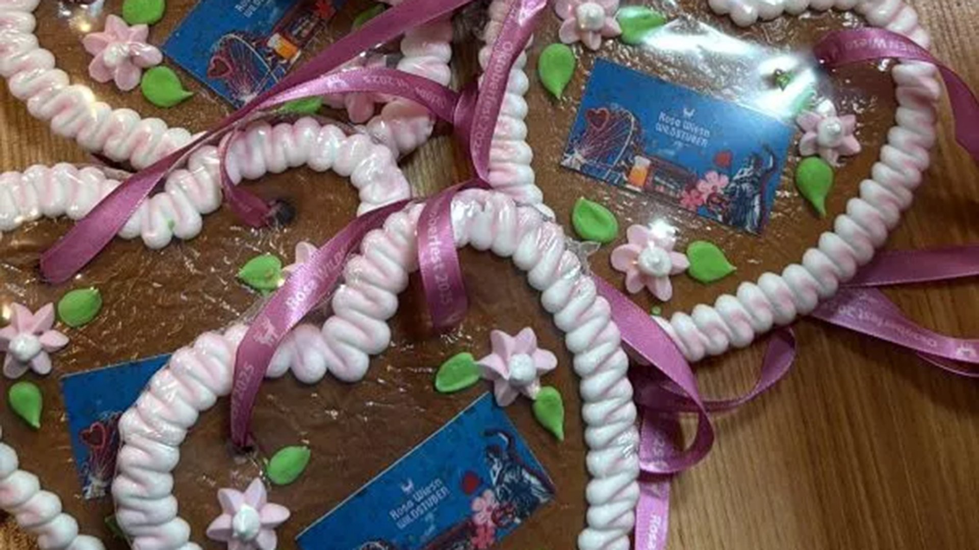 Lebkuchenherzen mit rosa Band und Karte der Veranstaltung