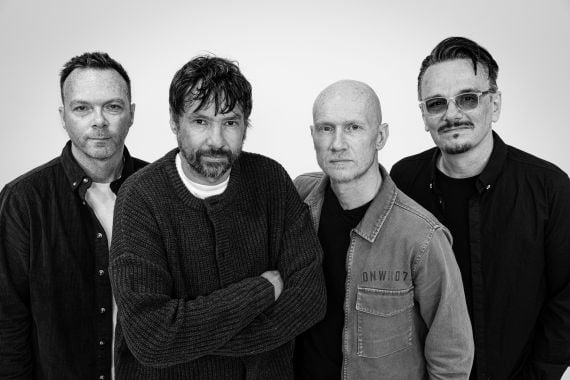Bandfoto von The Pineapple Thief in schwarz-weiss vor hellgrauem Hintergrund 