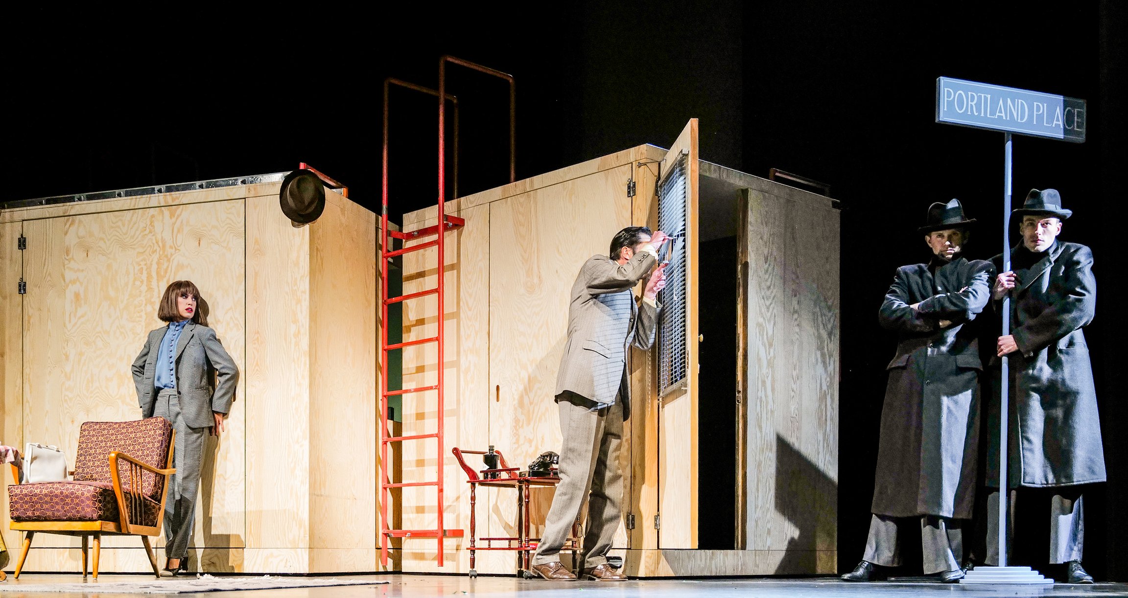 Ein Bild vom Theater mit den Schauspielern und dem Bühnenbild